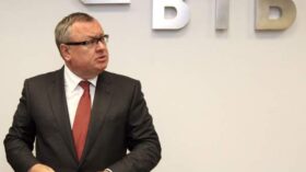 Глава ВТБ Костин виртуально раздал “10 щелчков” первому зампреду банка Пьянову