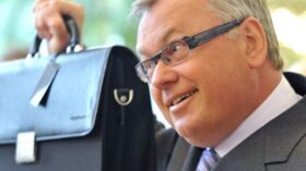 Глава ВТБ Костин посоветовал россиянам класть деньги на банковские депозиты