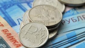ЦБ: доля рублевых платежей за импорт из Азии впервые превысила половину поступлений
