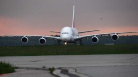 Авиакомпания Emirates планирует принимать криптовалюту в качестве оплаты за билеты