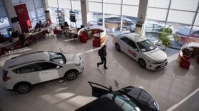 Вице-президент “АвтоВАЗа” Громак: снижение ключевой ставки пока не повлияло на рынок авто