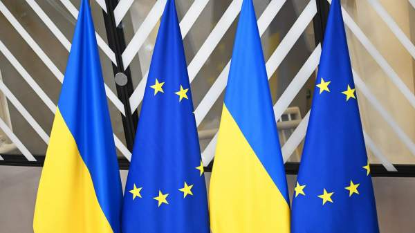 Read more about the article FT: в ЕС обсуждают использование активов РФ для помощи Киеву через покупку облигаций