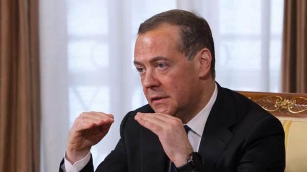 Read more about the article Медведев: задача сбалансированности бюджета РФ не должна мешать планам развития страны