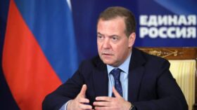 Медведев призвал к продолжению работы над проектами о платформенной экономике