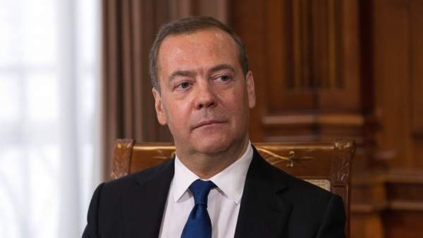 Read more about the article Медведев: украденные Лондоном доходы от активов РФ можно вернуть украинской землей