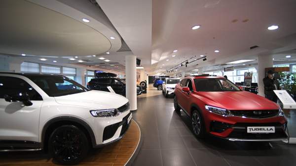 Read more about the article Автодилеры заявили, что для оживления авторынка необходимо дальнейшее снижение ставки ЦБ