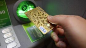 Мошенники начали выводить деньги жертв через их знакомых