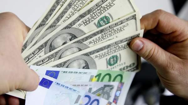 Read more about the article Курс евро опустился ниже 1,16 доллара