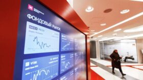 Российский рынок акций по итогам основной сессии понедельника вырос в пределах 1%