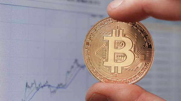 Read more about the article Стоимость биткоина впервые поднялась выше 125 тысяч долларов