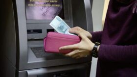 Адвокат Талызин: если с банковской карты украли деньги, нужно заблокировать ее