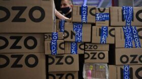 Оzon не будет взимать комиссию с чаевых для работников пунктов выдачи заказов