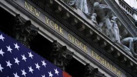 Фондовые индексы США снижаются после новостей о масштабных сбоях сетевых сервисов