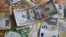 Официальный курс юаня на пятницу составил 10,85 руб, доллара — 76,97 руб, евро — 89,90 руб
