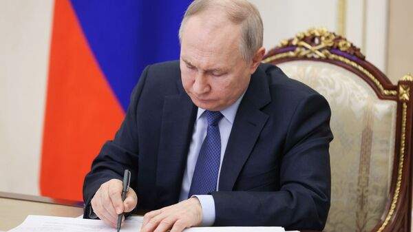Read more about the article Путин подписал закон, продлевающий на 2026 год ряд антисанкционных полномочий ЦБ