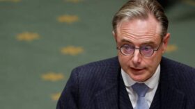 Премьер Бельгии де Вевер назвал воровством предложение использовать активы РФ для Украины