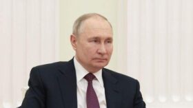 Путин продлил запрет резидентам России покупать доли в иностранных компаниях