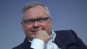 Глава ВТБ Костин прокомментировал спор банков и маркетплейсов анекдотом про нищего