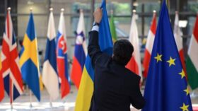Еврокомиссар Домбровскис: кредит ЕС Украине даст значительный импульс ВПК Европы