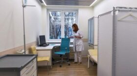 Среднемесячная зарплата врачей в сфере ОМС составила 147 тысяч в 2025 году
