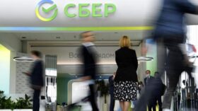 “Сбер” улучшил прогноз роста депозитов физлиц в российских банках до 13-15%