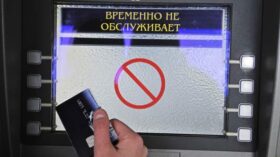 Эксперты рассказали, как избежать блокировки и перевыпуска поврежденной банковской карты