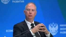 Дмитриев: мировая экономика только начинает ощущать влияние ближневосточного конфликта