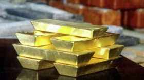 В РФ приостановило операции с валютой и золотом на внутреннем рынке по бюджетному правилу