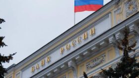 Официальный курс юаня на пятницу — 11,17 руб, доллара — 76,09 руб, евро — 89,41 руб