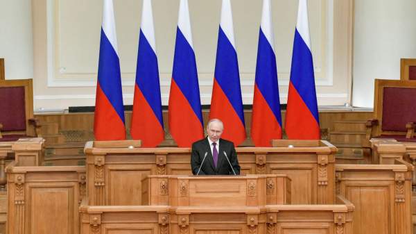 Read more about the article Путин поддержал инициативу ЕР о переносе погашения задолженности регионов по кредитам