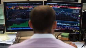 Российский рынок акций снижается после решения ЦБ по ключевой ставке