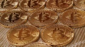 Стоимость биткоина растет на 5%, превысив $75 тысяч впервые с 17 марта