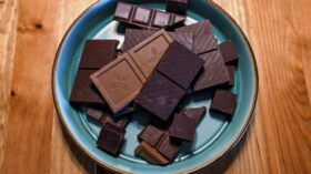 Акции крупнейшего производителя шоколада Barry Callebaut падают на 15% после финотчета