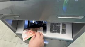 Анисимов: лучше не снимать деньги в расположенных “в закутках” банкоматах