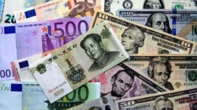 ЦБ: чистые покупки валюты физлицами в мае выросли на 39,8%, до 151 миллиарда рублей