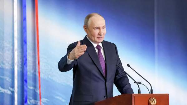 Read more about the article Путин: экономика РФ растет, несмотря на инфляцию, для снижения которой ЦБ принимает меры