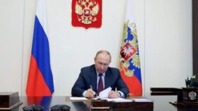 Путин подписал закон об аресте имущества релокантов за преступления против России