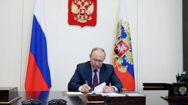 Read more about the article Путин подписал закон об аресте имущества релокантов за преступления против России