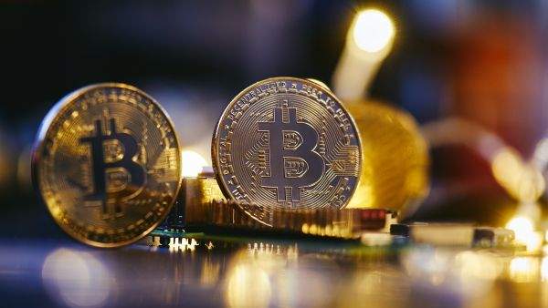 Read more about the article Акции компаний из сферы криптовалюты растут в цене на фоне скачка стоимости биткоина