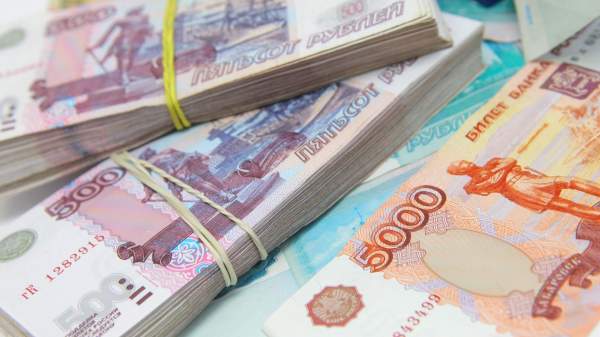 Read more about the article ЦБ: объем торгов валютой на рынке России снизился до 14,7 триллионов рублей в июле